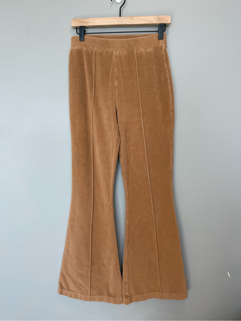 Aerie‎ Groove-On rib velour flare pants in a tan color size small regular